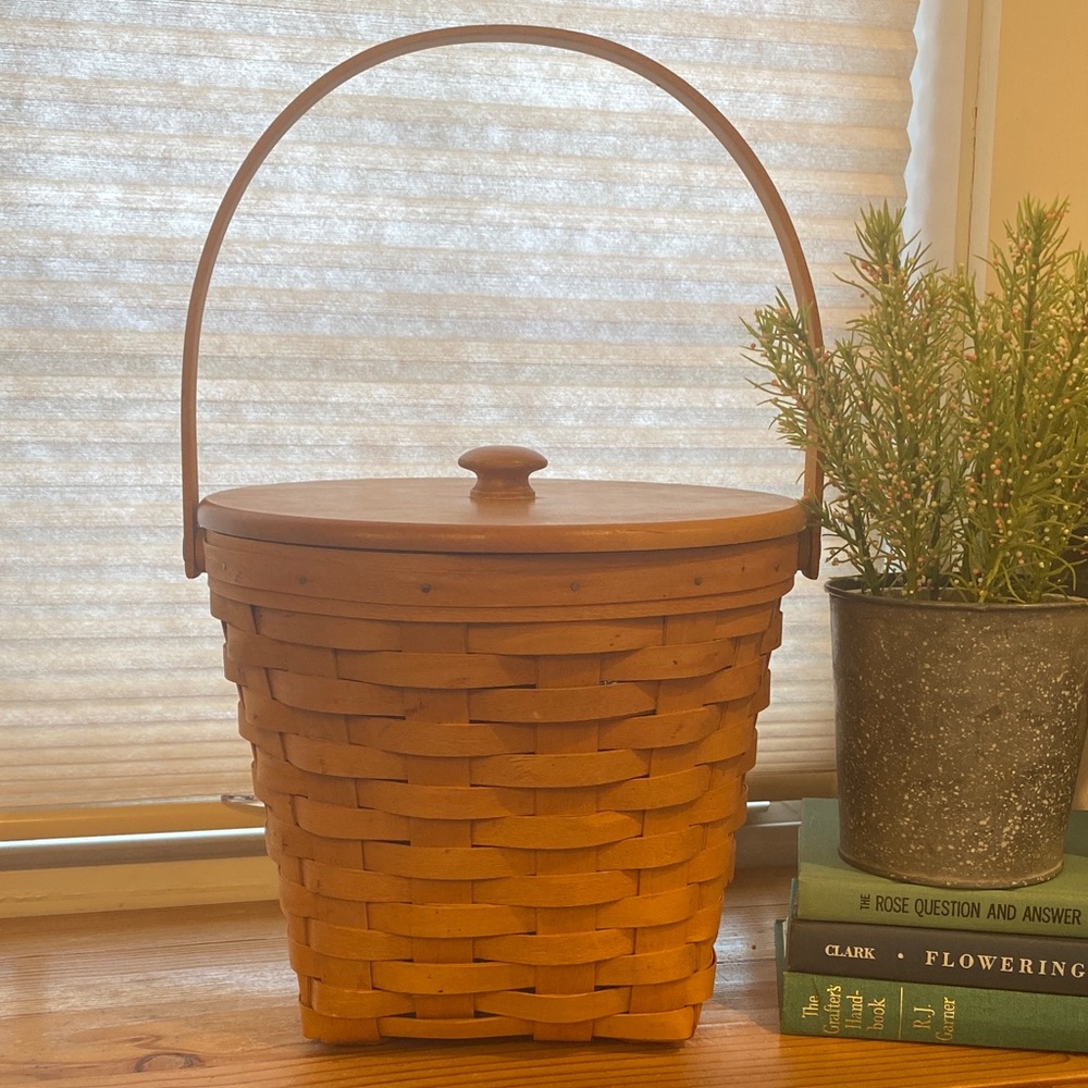 Longaberger with Lid and inside protector.